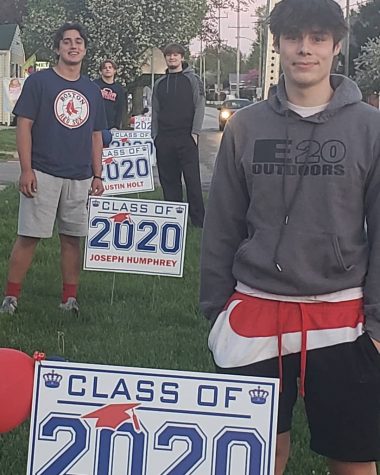 Senior Signs Honor Class of 2020 : Bernhardt, Holt, Humphrey, Loos. Send photos to engles@lewiscass.net